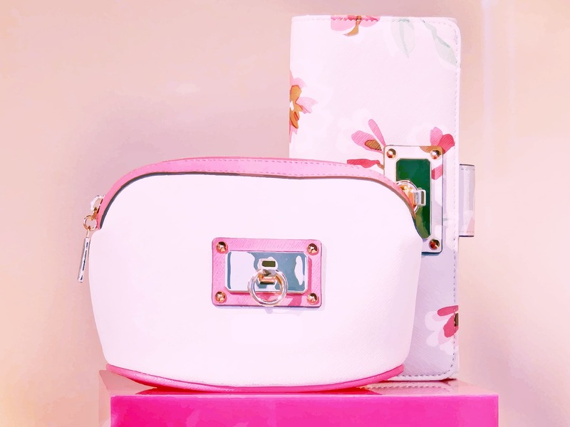 témoin de mariage féminin idée cadeau avec une jolie trousse de beauté ou de maquillage