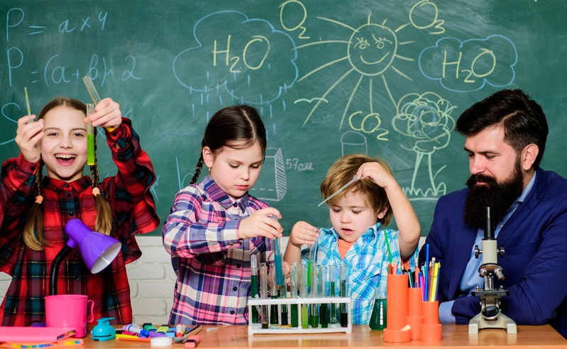 maître des écoles avec des enfants en plein activites. Quel cadeau offrir a un maitre des ecoles pour dire merci