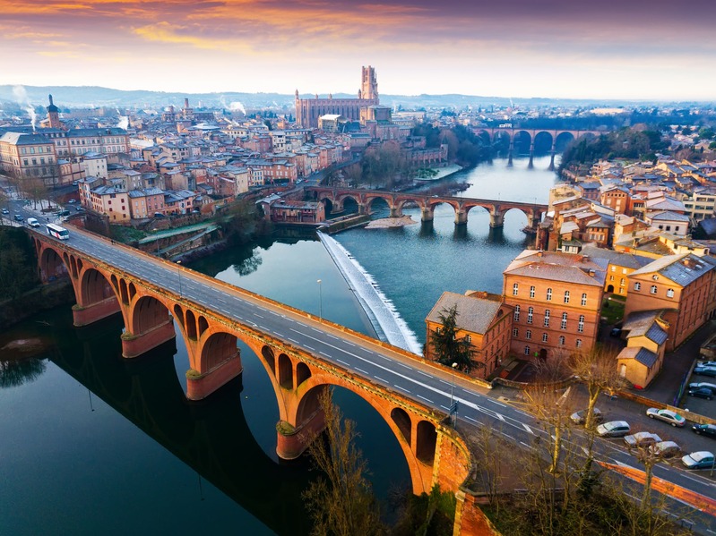 témoin de mariage idée cadeau un week-end en France, ville de Albi, sud de la France