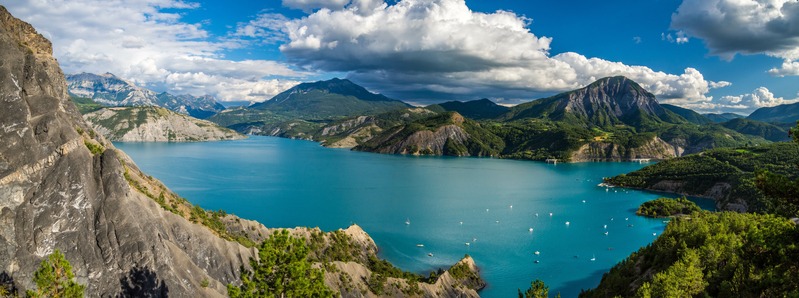 le lac le Serre-Ponçon entouré de montagnes, l'un des plus beaux lacs français