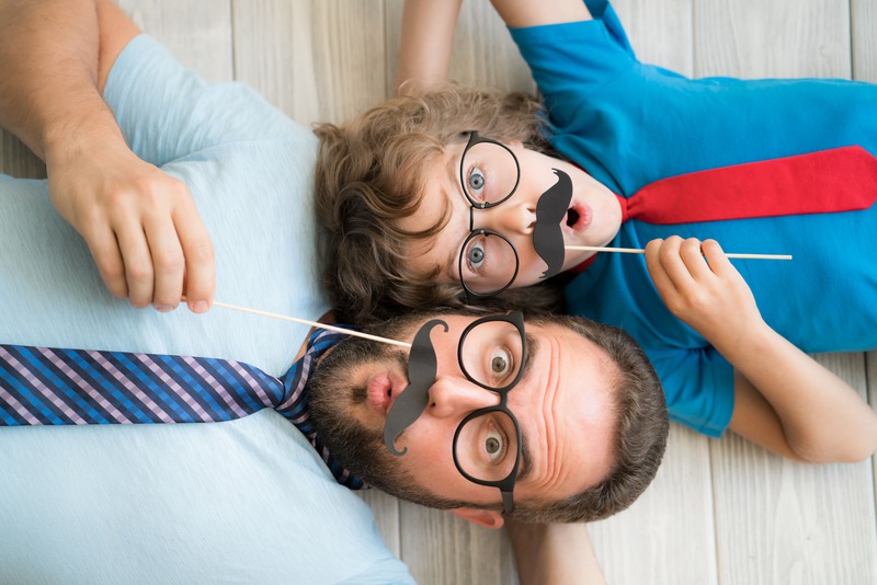 un père et son enfant s'amusent et cherchent une idée-cadeau-père-fils-fille-sorties-et-activités à faire simplement
