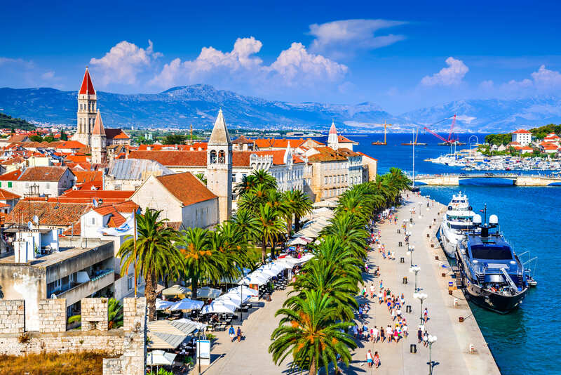 Ville de Split en Croatie, destination pour un week-end en Europe au bord de la mer avec des palmiers