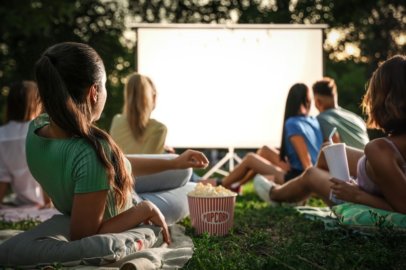 des ados et pré-ados sont au cinéma en plein air pendant la période estivale, une des nombreuses activités à faire à paris pendant les vacances scolaires
