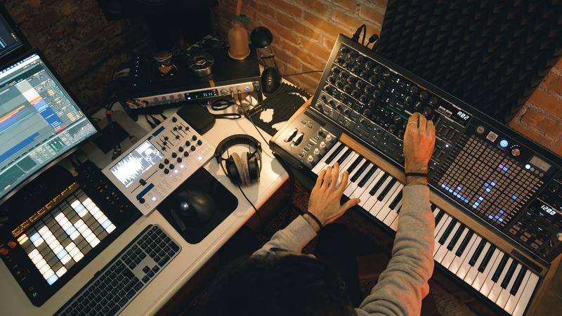 un homme musicien entouré de ses instruments de musique
