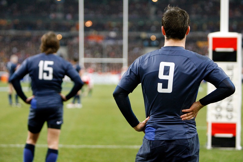 match de rugby de l'équipe de France, homme rugbyman sur la pelouse du stade