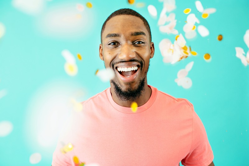 homme souriant  célèbre ses 30ans 