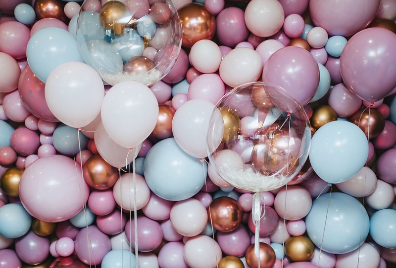 Des ballons de fête d'anniversaire utilisés pour offrir une carte cadeau dissimulé à l'intérieur