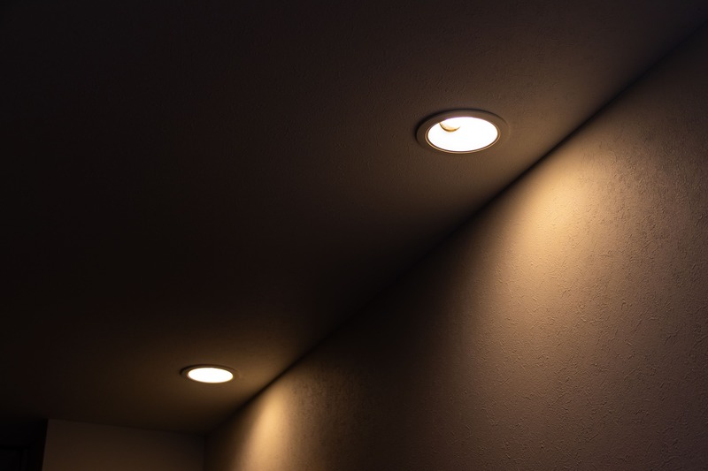 un plafond avec des led, une pièce noire, sombre pour illustrer le challenge d'offrir une carte cadeau dans le noir accompagné d'un jeux