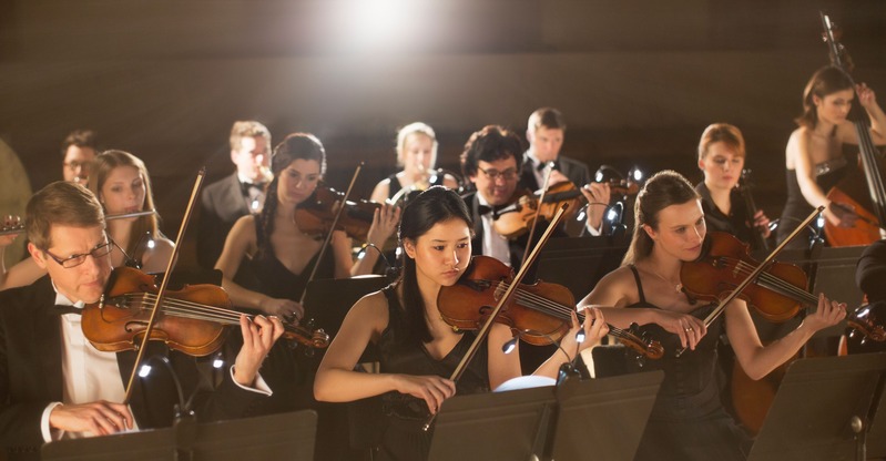 un concert de musique classique du point de vue d'une personne qui a des places et y assiste