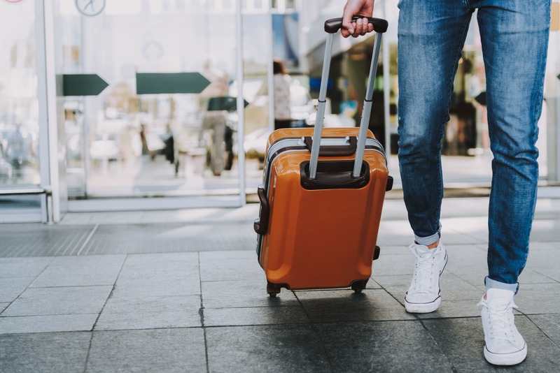 un homme à l'aéroport avec sa valise pour un week-end en Europe