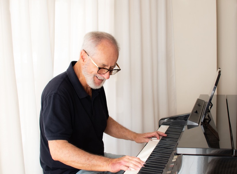 homme pianiste joue de la musique