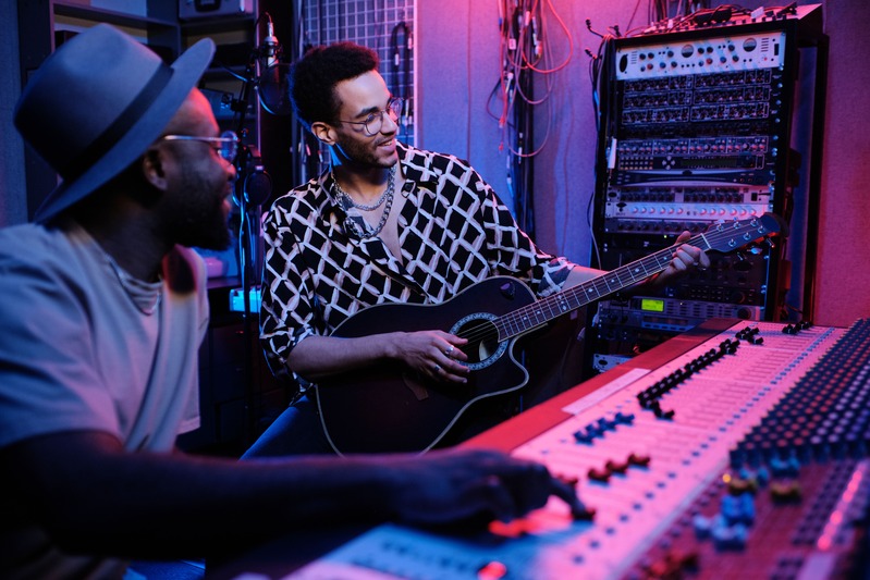 homme qui aime la musique et un guitariste en studio