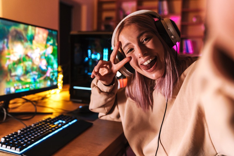une fan de jeux vidéo et gaming profite de ses cadeaux jeux vidéo offerts