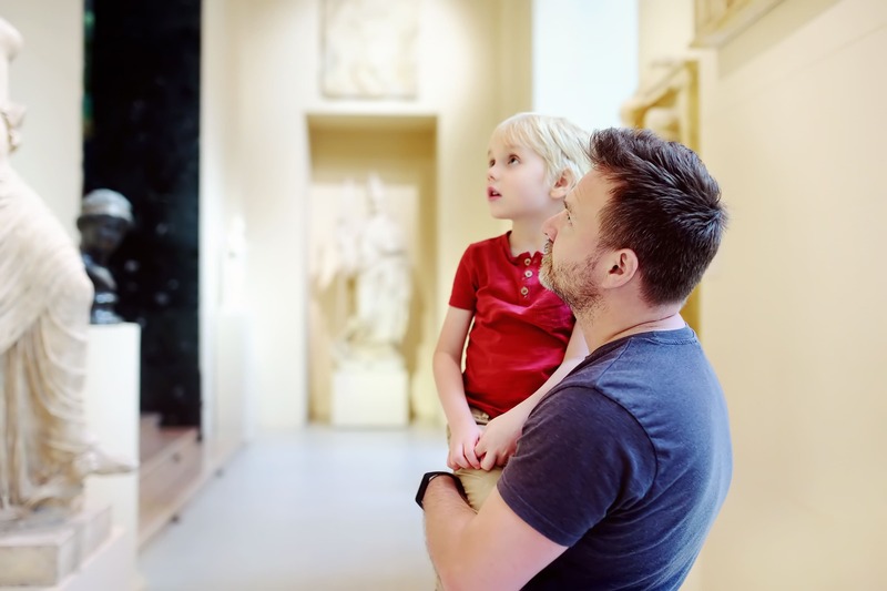 une femme a offert un cadeau qui touche un homme qui est heureux de partager sa passion avec son enfant au musée