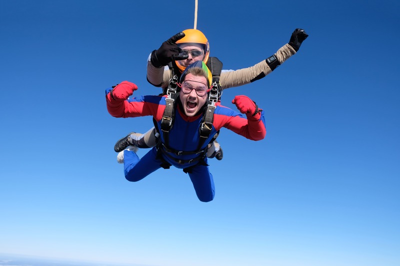 un homme fait un saut en parachute suite a la reception de son cadeau homme 30ans, une box sensation extrême wonderbox