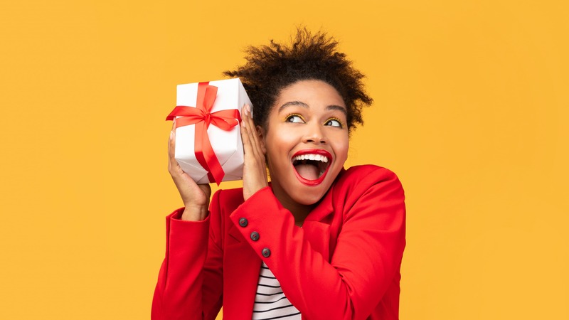 idée de cadeau pour femme, une femme heureuse reçoit un cadeau surprise