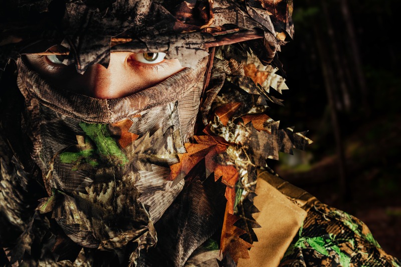 un homme en tenue de camouflage lors d'un stage de survie et commando un cadeau qui touche un homme fan d'aventure
