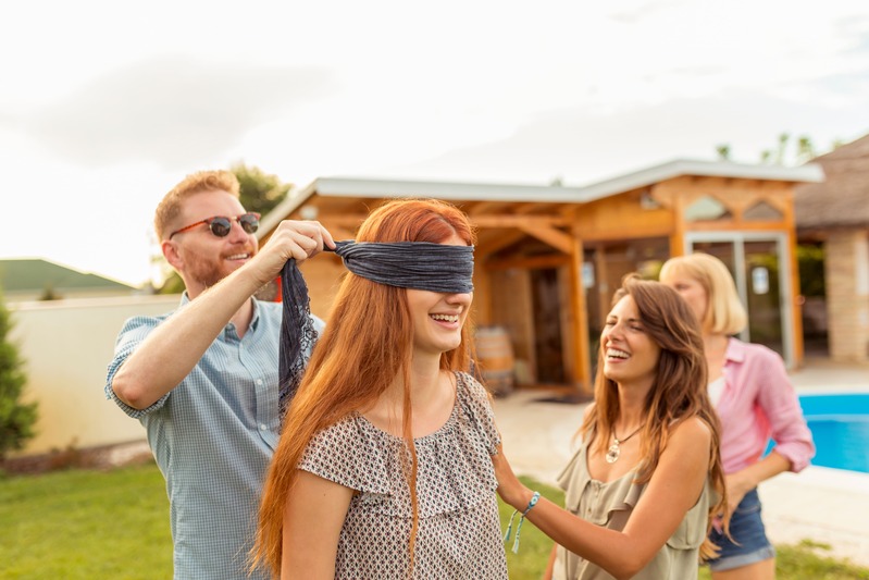 une famille a trouvé une idée originale pour offrir une carte cadeau à leur fille, en lui bandant les yeux pour retrouver le présent