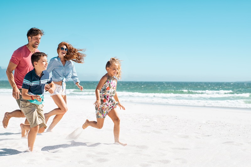 Une famille s'amuse sur le sable lors de vacances à la mer