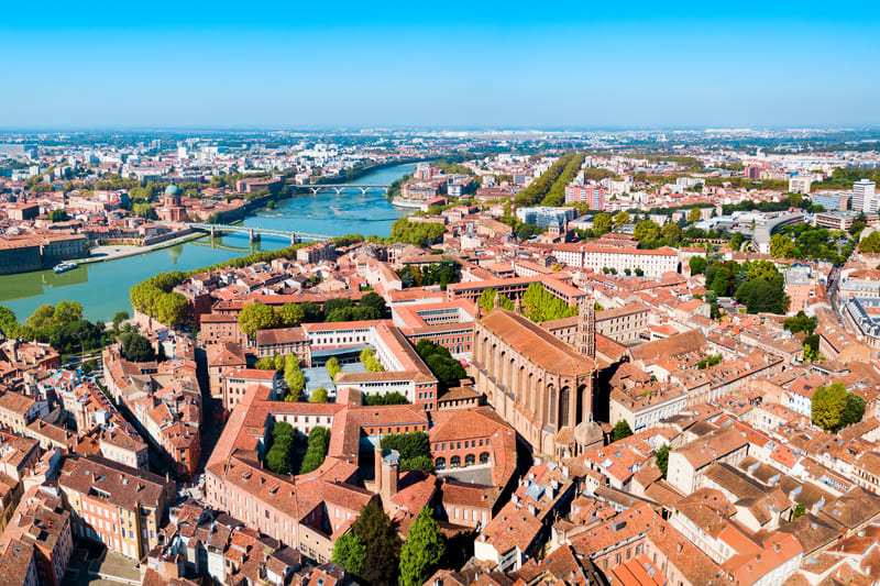 vue-aerienne- en journée de-la-ville-de-toulouse-sud-ouest en France région de l'Ovalie