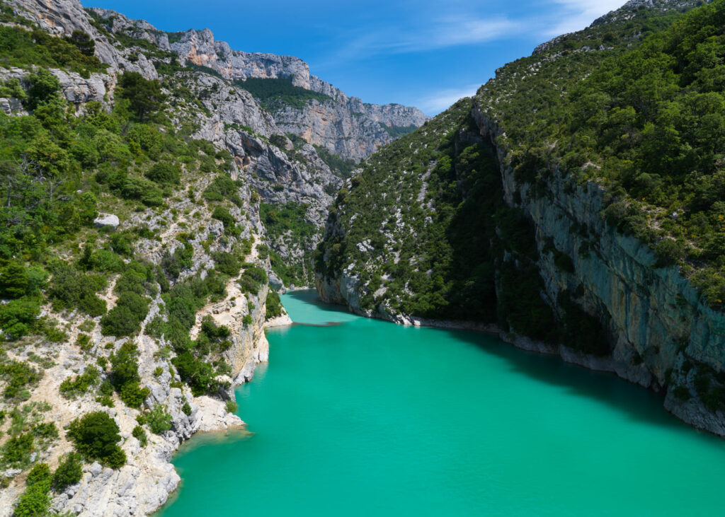 Les spectaculaires Gorges du Verdon vues d'une montgolfière.