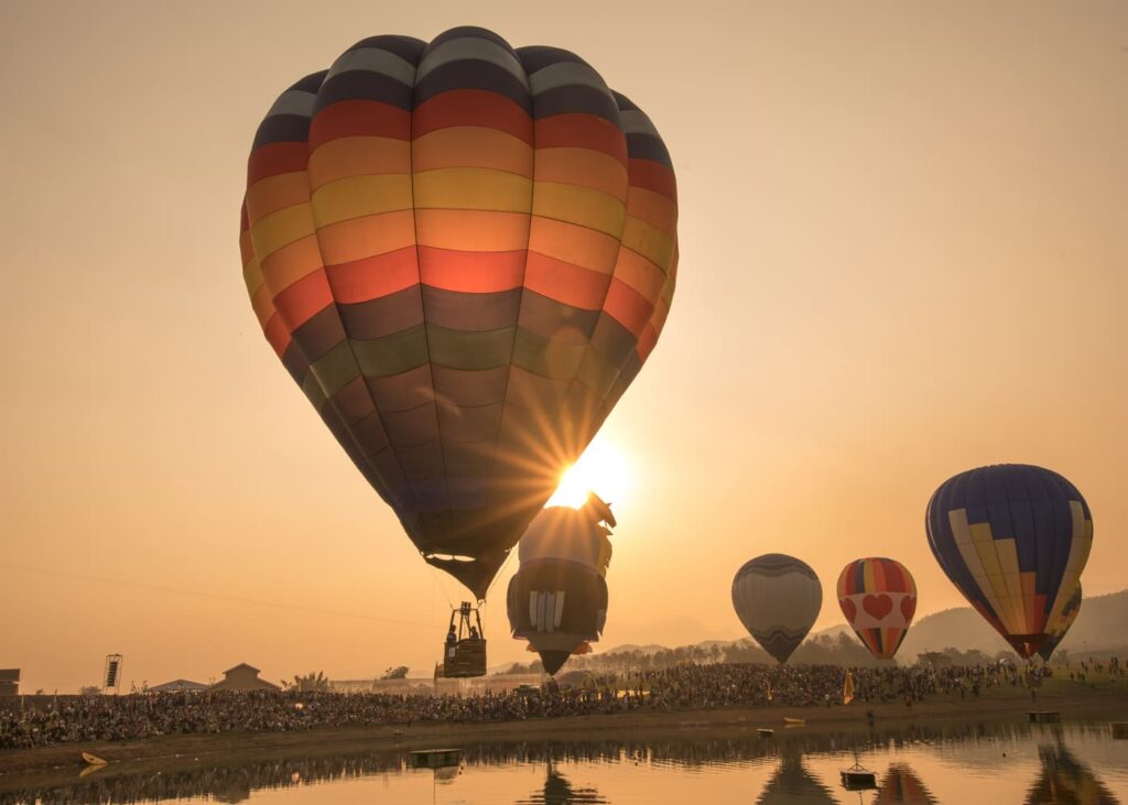Flotte de montgolfière au coucher de soleiL