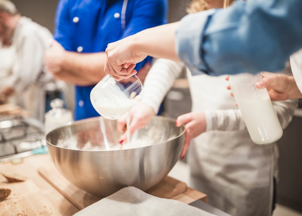 des personnes cuisinant 