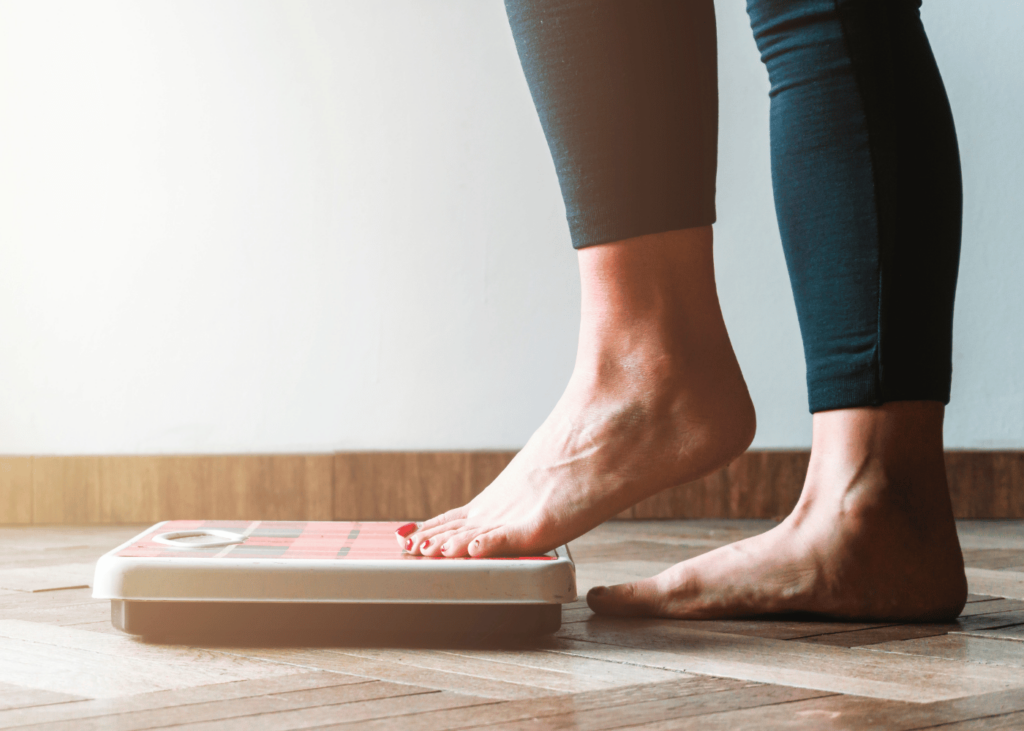 une femme qui va se peser sur une balance