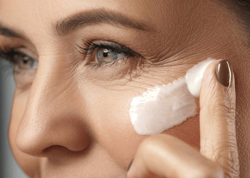 une femme qui se met de la crème anti-âge