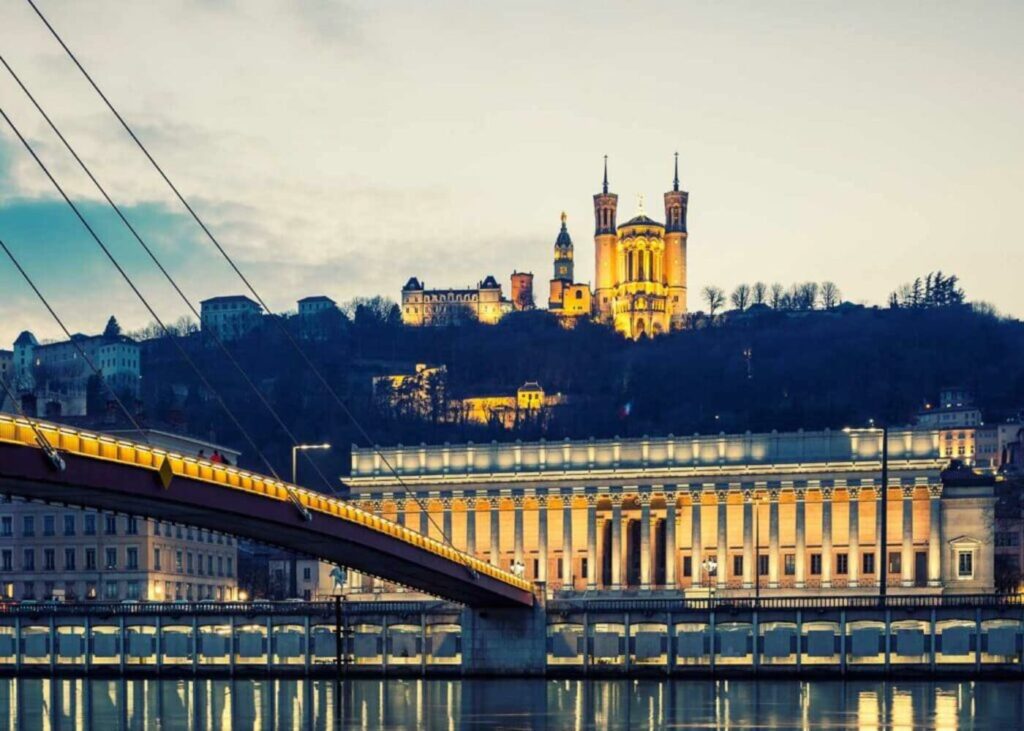 idees-cadeaux-fete-des-meres-lyon-diner-croisiere