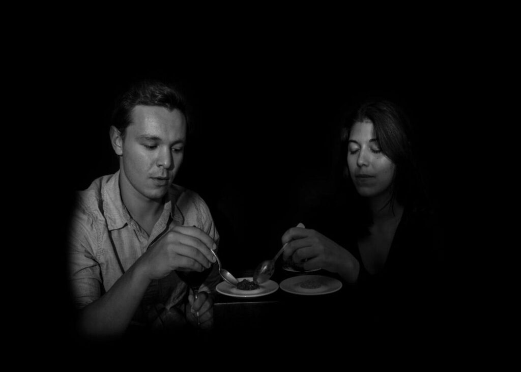 meilleures-experiences-a-faire-a-paris-en-2024-diner-dans-le-noir
