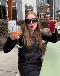 gif d'une mère qui boit des cocktails pour la fête des mères à Toulouse 