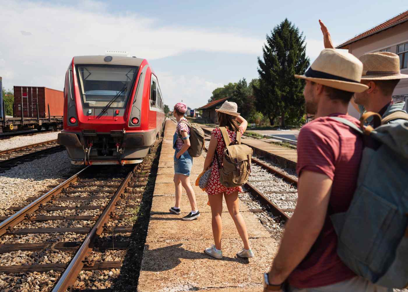 des personnes en train de partir en train