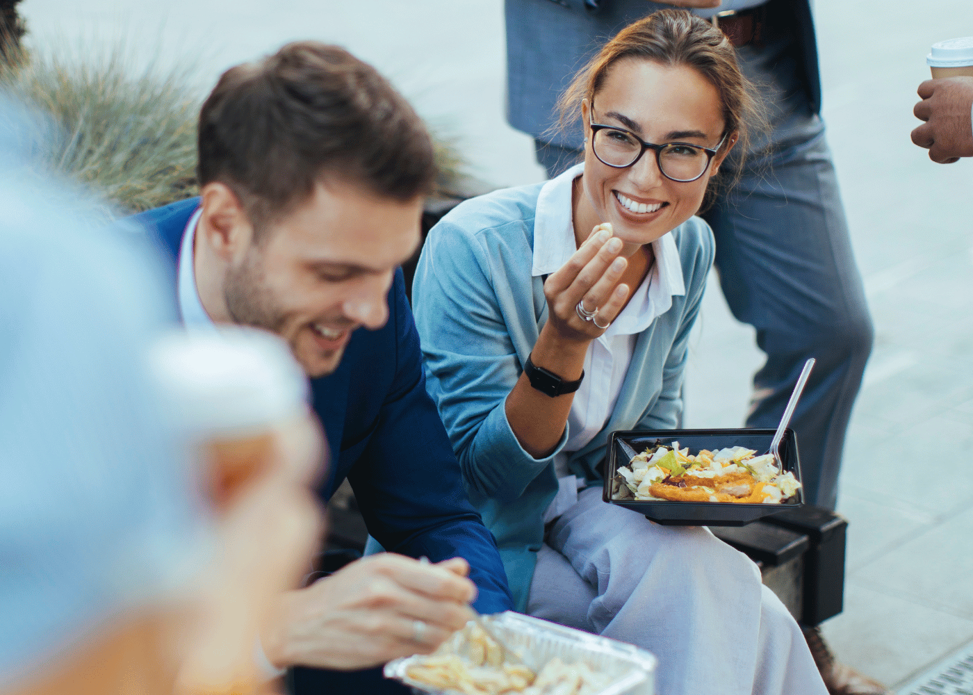 deux personnes en train de manger