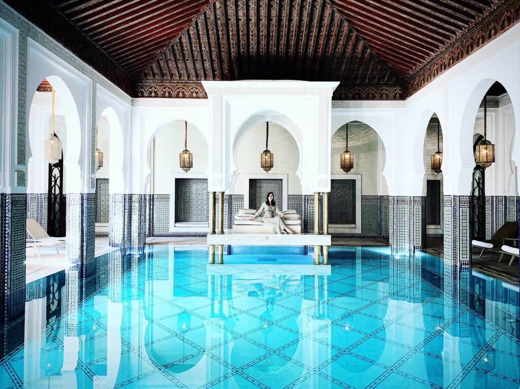femme dans un hammam de luxe