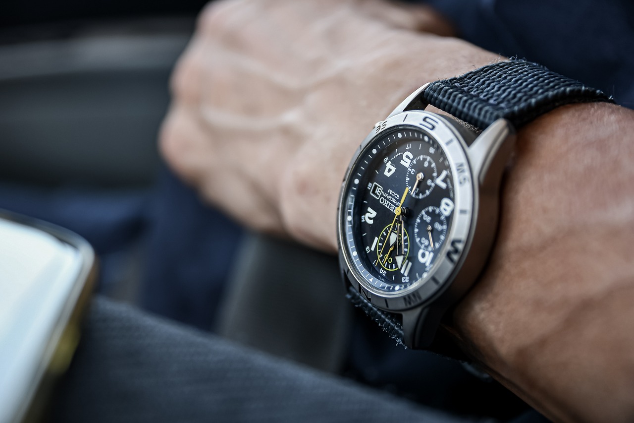 montre de luxe sur un poignet d'homme