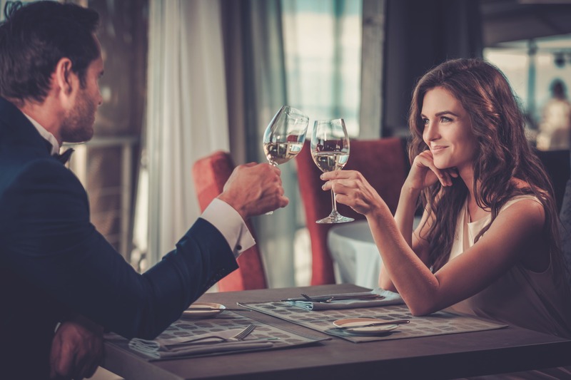 couple amoureux au restaurant gastronomique