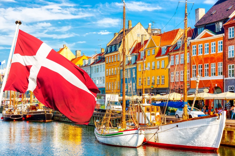 Beau paysage de Copenhagen au Danemark, vue ensoleillée sur le port pour une balade d'amoureux