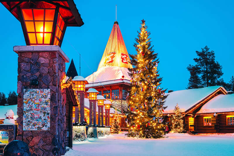 Rovaniemi village du père noel sous la neige en Finlande