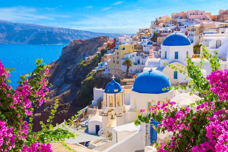 Santorini et ses maisons blanches aux toits bleus, îles des cyclades, Grèce, pour un voyages de noces en Europe