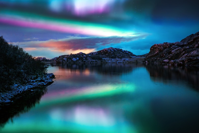 aurore boréale colorée en Finlande de nuit, vue du paysage en photo