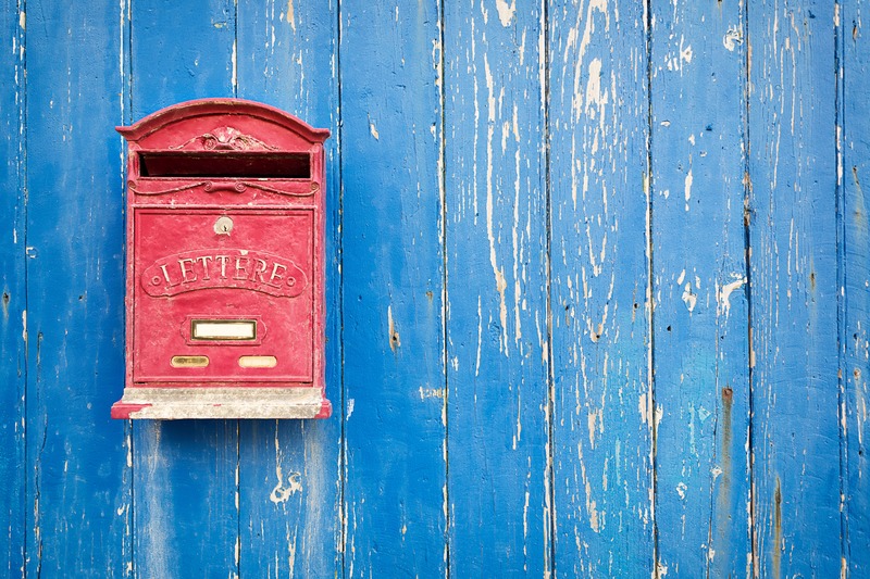 une boîte aux lettres rouge vintage