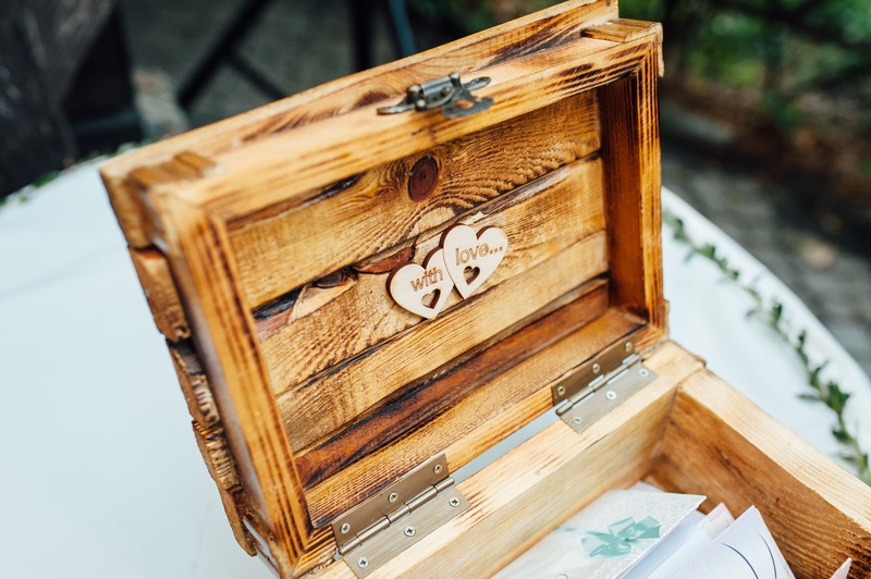 box en bois pour souvenis comme idée de cadeau de mariage personnalisé
