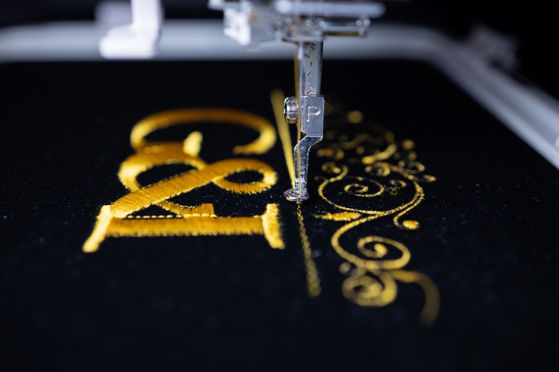 Machine qui effectue une broderie sur une couverture comme idée de cadeau de mariage sur-mesure