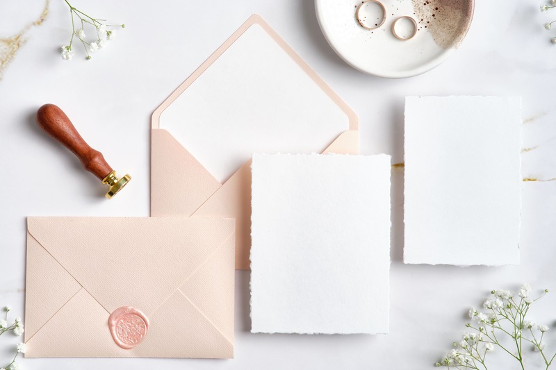 Un tampon personnalisé pour courrier comme idée de cadeau de mariage à offrir