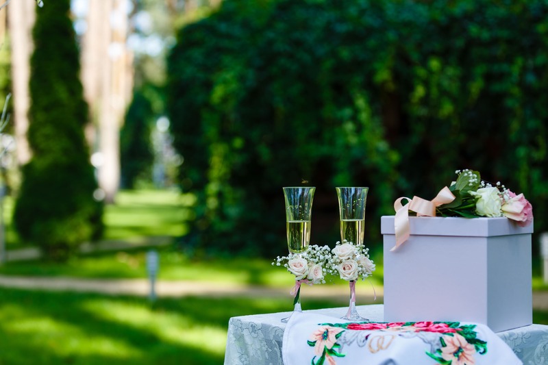 cadeau de mariage et coupes de champagne