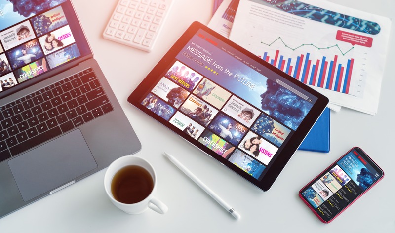 un abonnement vod sur pc, tablette et mobile pour illustrer un abonnement offert comme cadeau de mariage