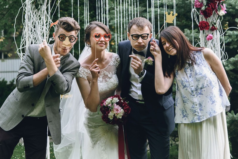 Amis qui s'amusent à une fête de mariage avec des déguisements