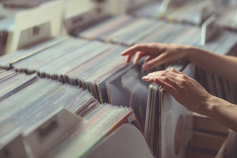 Disque vinyle aspect vintage comme idée de cadeau de mariage personnalisé pour les mariés
