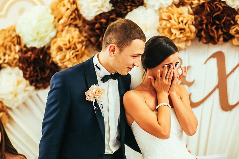 les deux mariés sont émus de leur cadeaux reçus au mariage